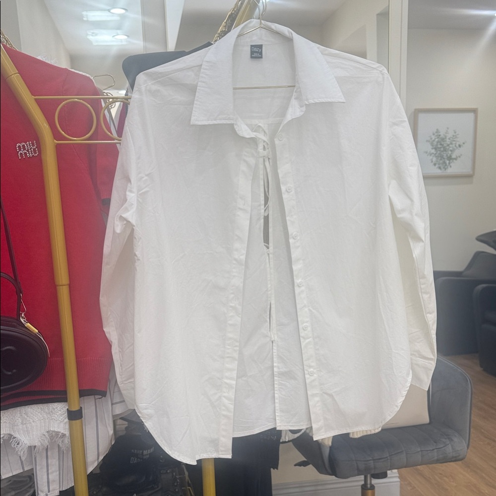 Elegant White Blouse by [Brand]